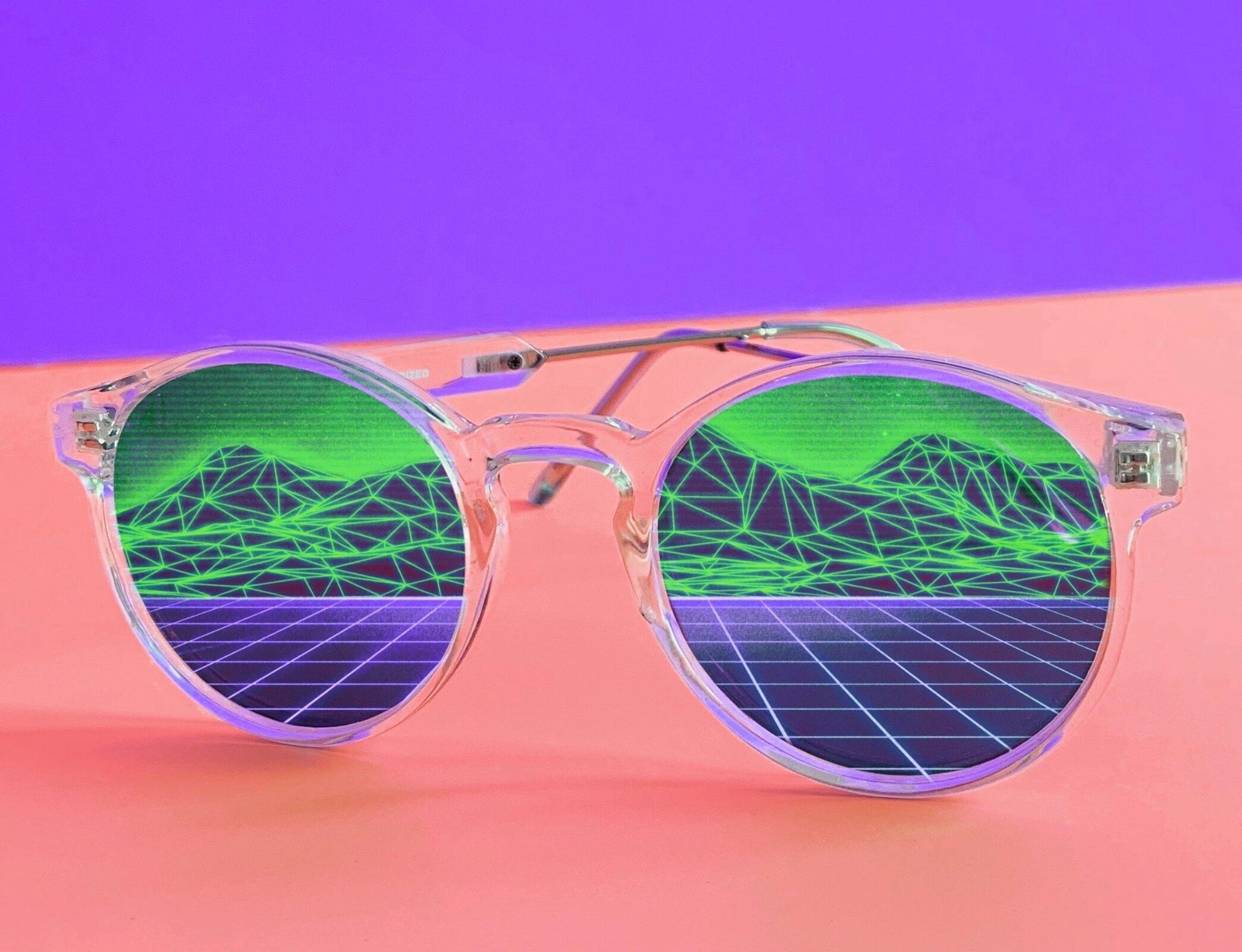 Sonnenbrille mit Spiegelung einer Landschaft